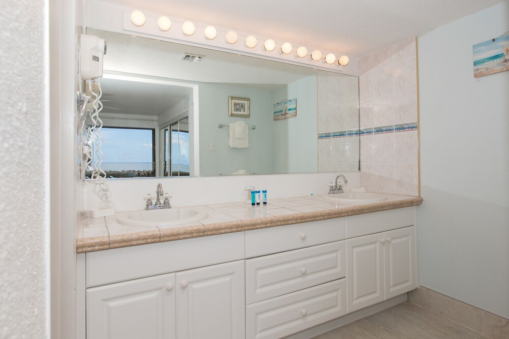 Condo, 3 Bedrooms, Oceanfront - Bathroom