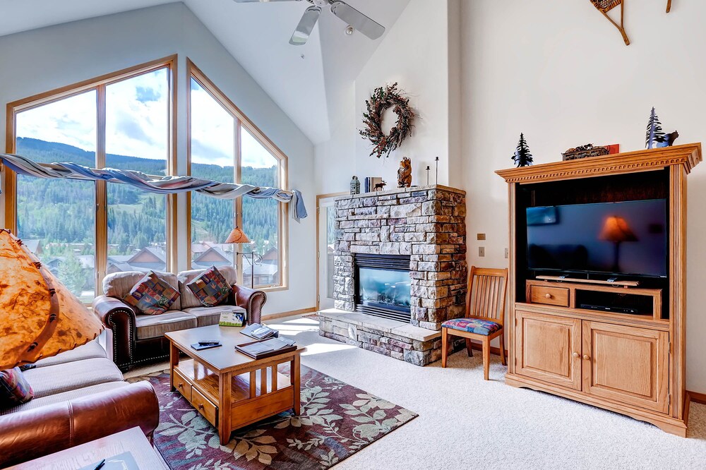 Premier Condo, 3 Bedrooms (Gateway) - Living Area