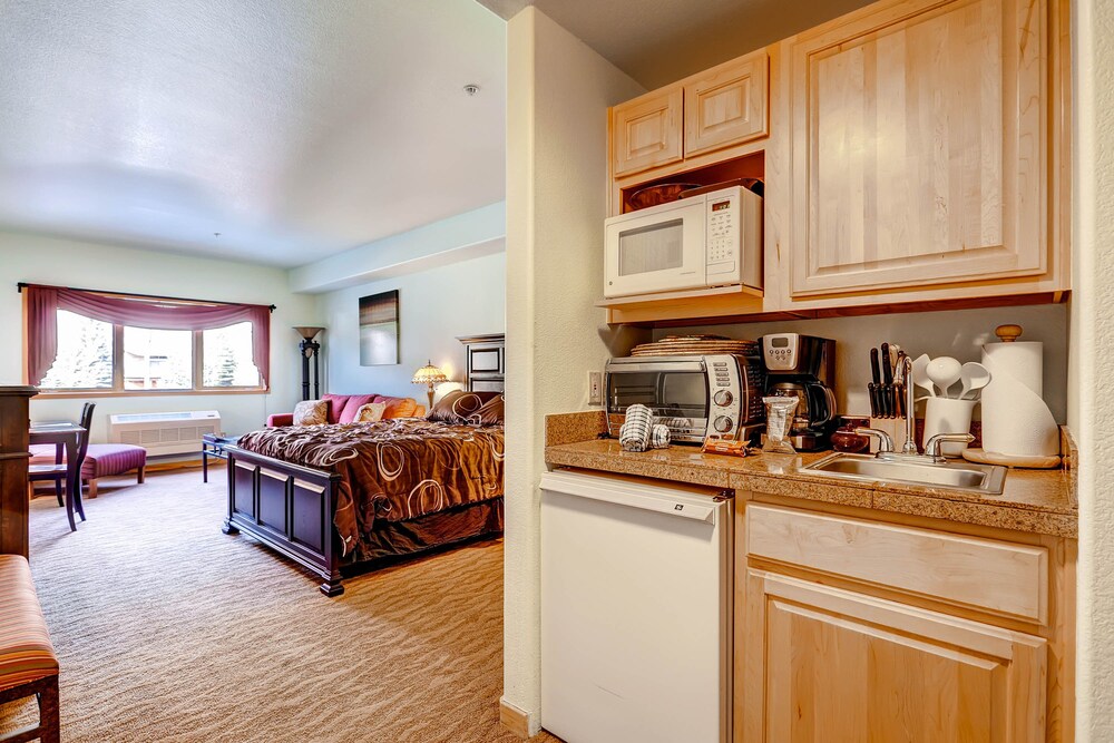 Efficiency Condo (Gateway) - Guestroom