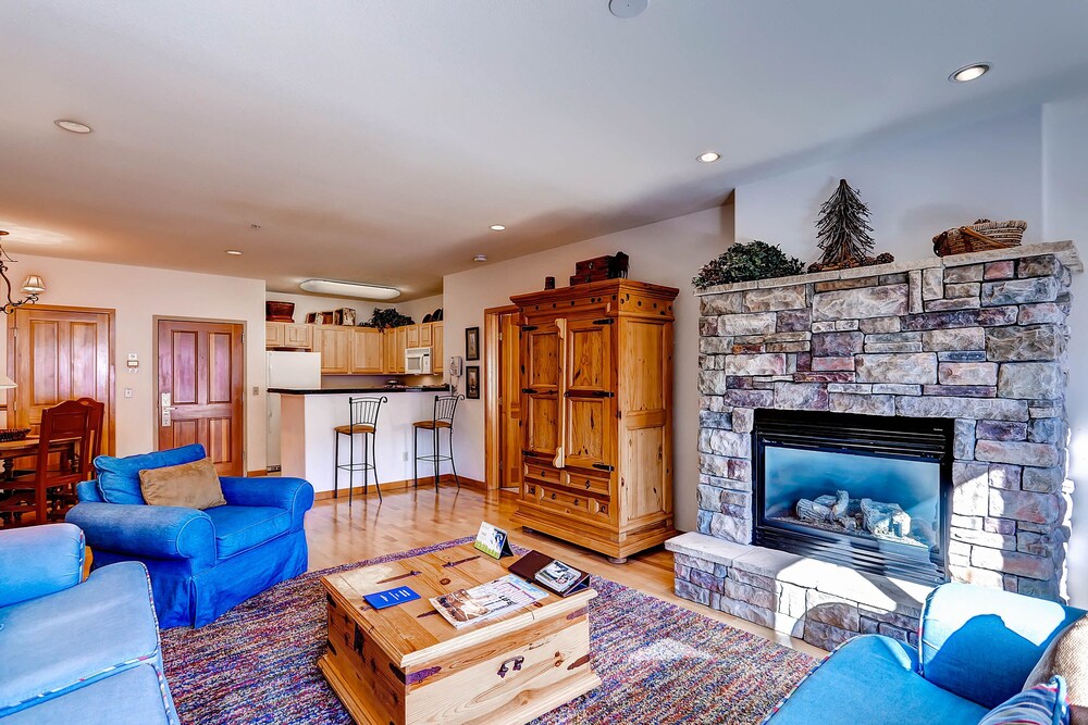 Condo, 2 Bedrooms (Gateway) - Living Area