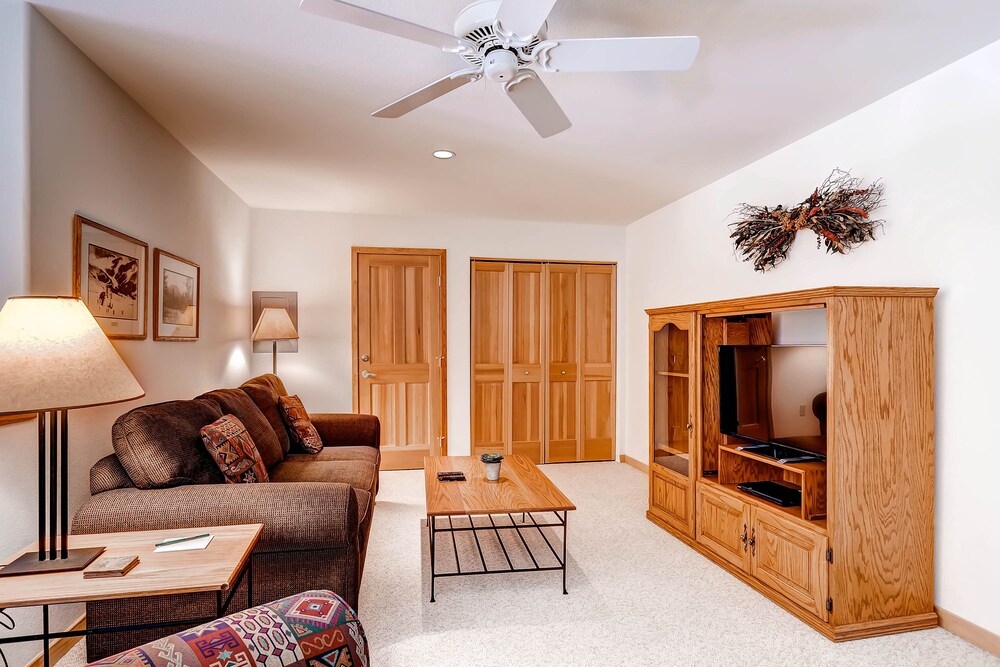 Premier Condo, 3 Bedrooms (Gateway) - Living Area