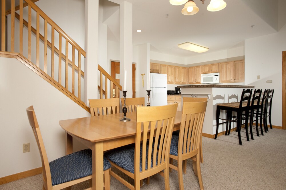 Condo, 4 Bedrooms (Gateway) - In-Room Dining