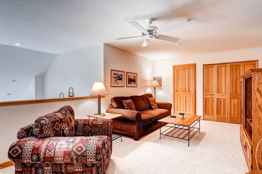 Premier Condo, 3 Bedrooms (Gateway) - Living Area