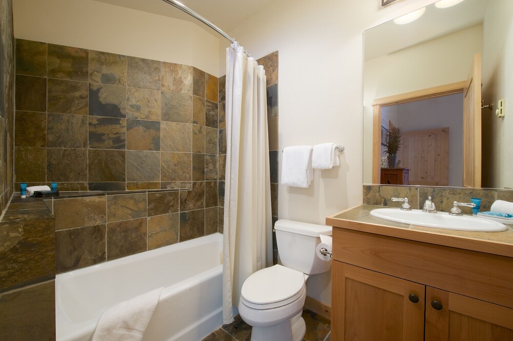 욕실 (Moose Creek Townhomes, 3 Bedrooms, 3 Bathrooms)