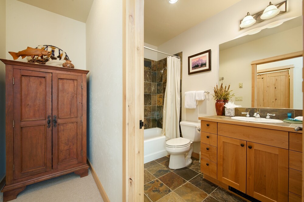 욕실 (Moose Creek Townhomes, 3 Bedrooms, 3 Bathrooms)