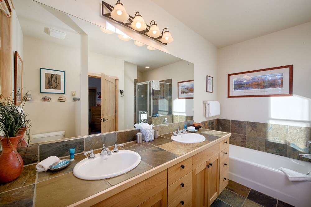욕실 (Moose Creek Townhomes, 3 Bedrooms, 3 Bathrooms)