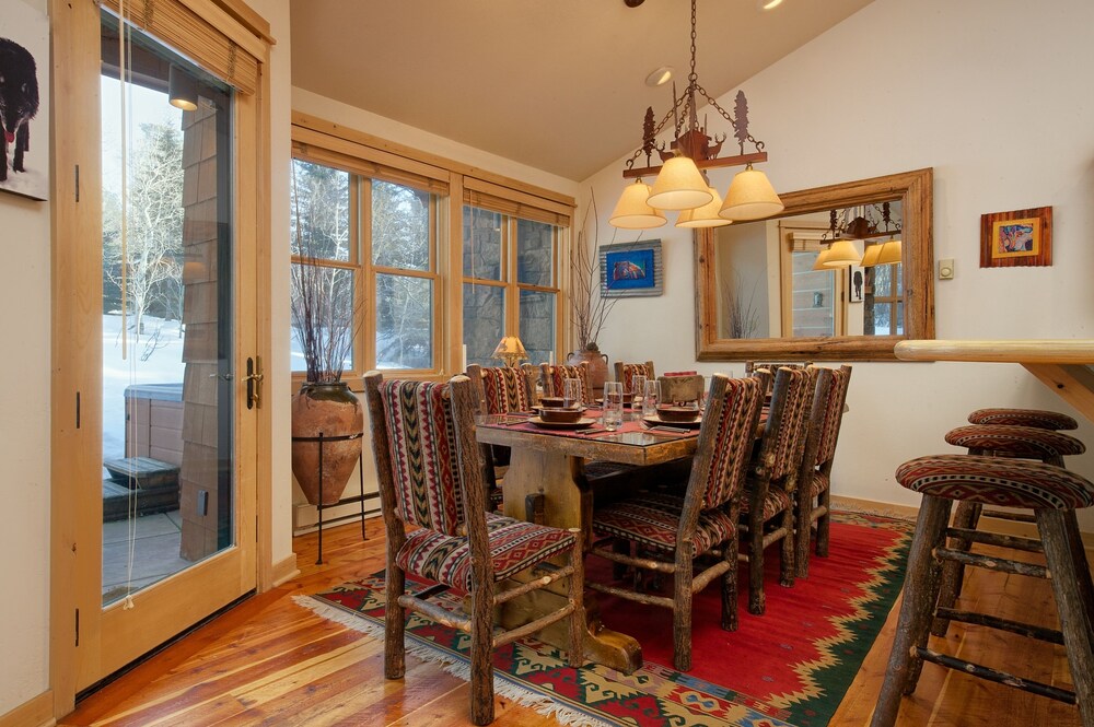 객실 내 식사 (Moose Creek Townhomes, 3 Bedrooms, 3 Bathrooms)