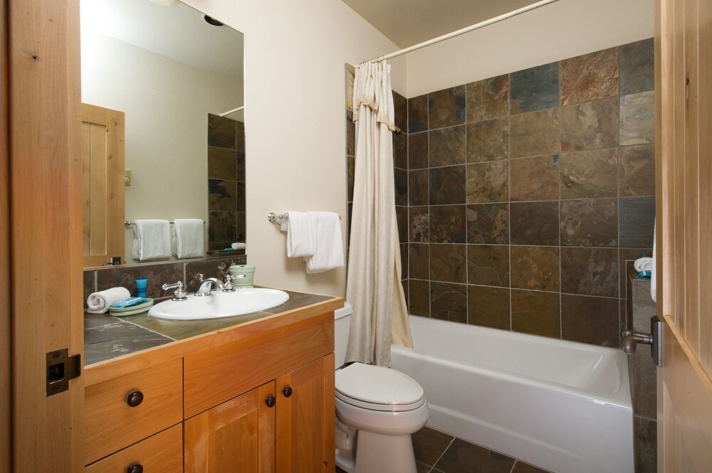 욕실 (Moose Creek Townhomes, 3 Bedrooms, 3 Bathrooms)