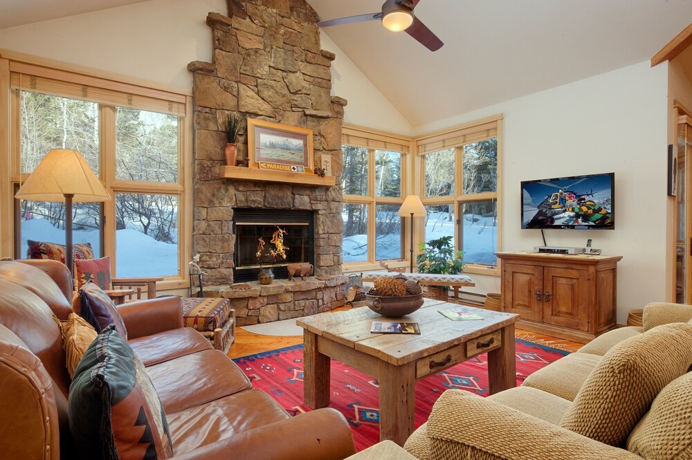 거실 공간 (Moose Creek Townhomes, 3 Bedrooms, 3 Bathrooms)