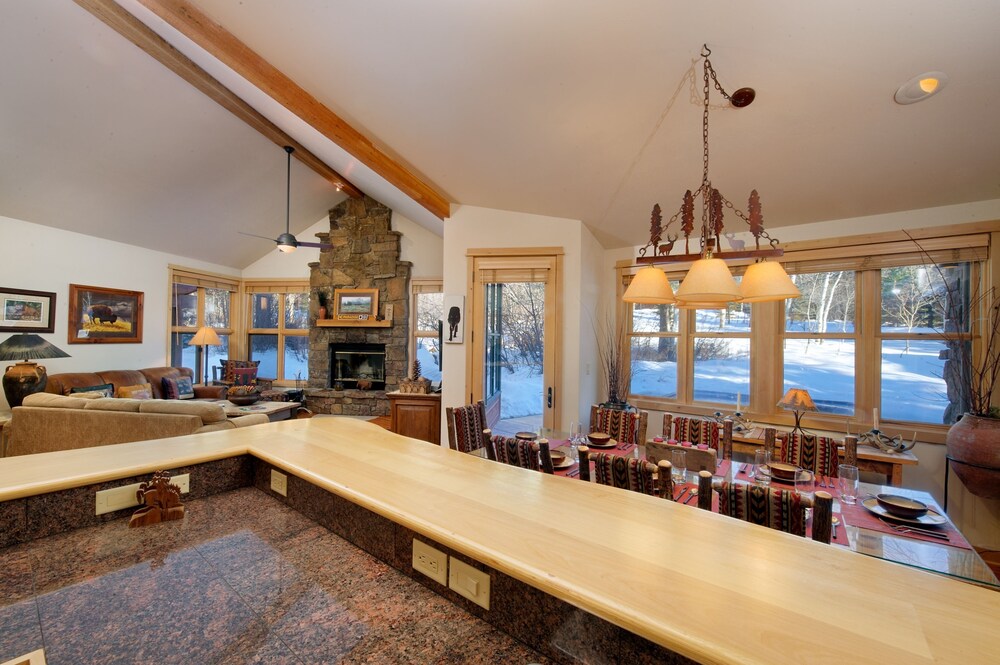 객실 내 식사 (Moose Creek Townhomes, 3 Bedrooms, 3 Bathrooms)