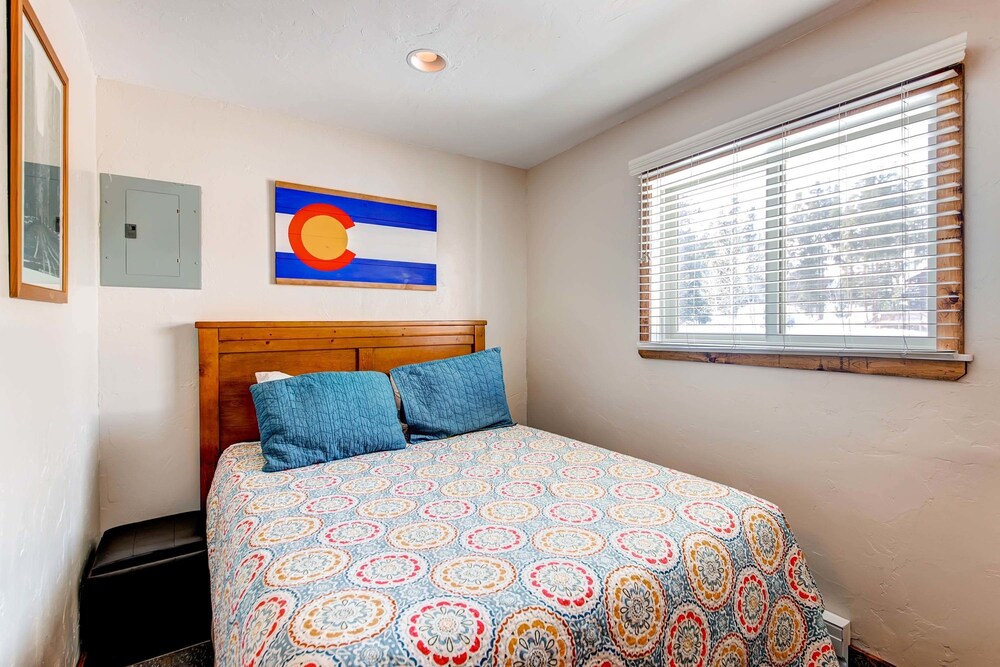 Studio, 1 Queen Bed with Sofabed (Gold) - Guestroom