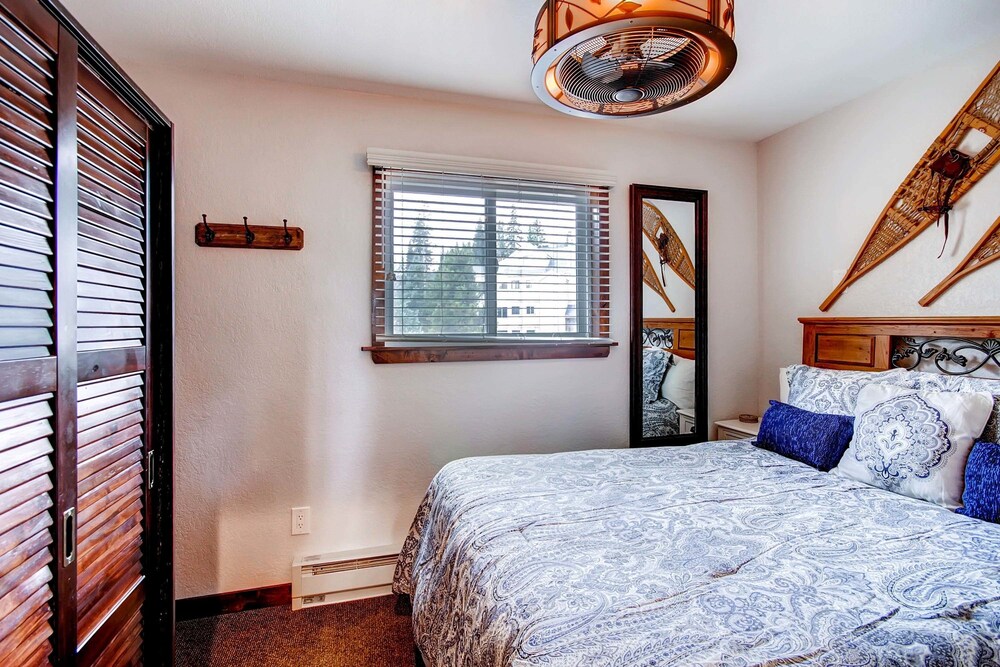 Studio, 1 Queen Bed with Sofabed (Gold) - Guestroom