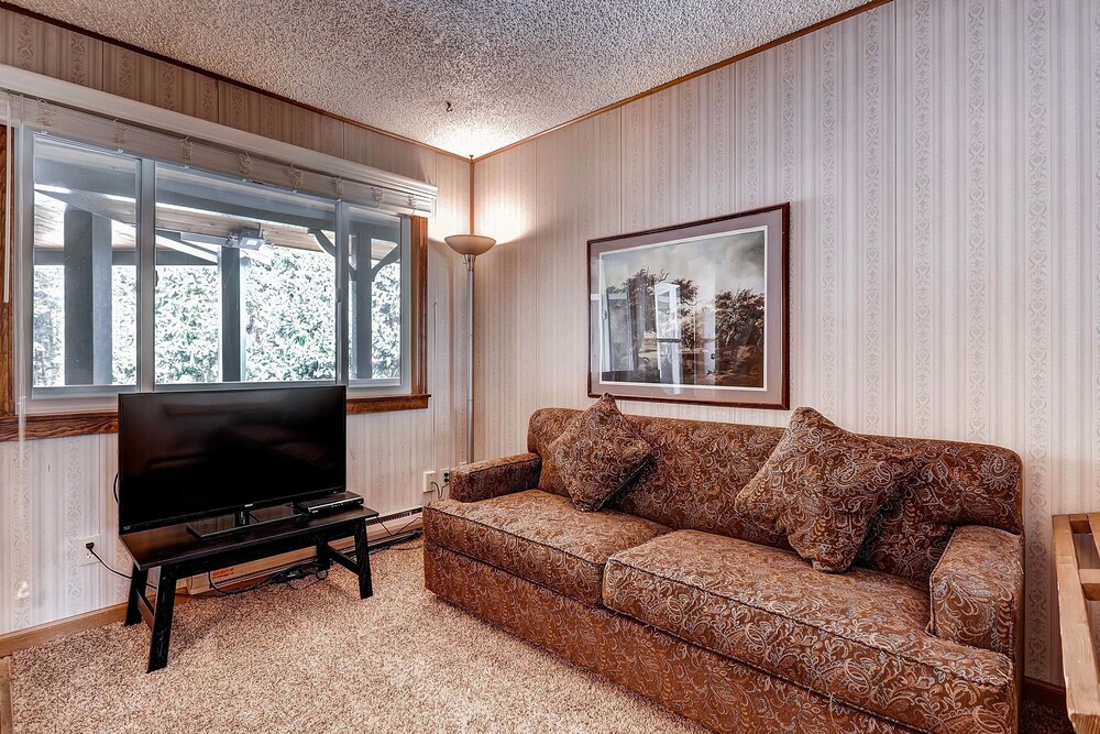 Studio, 1 Queen Bed with Sofa bed (Bronze) - Living Area