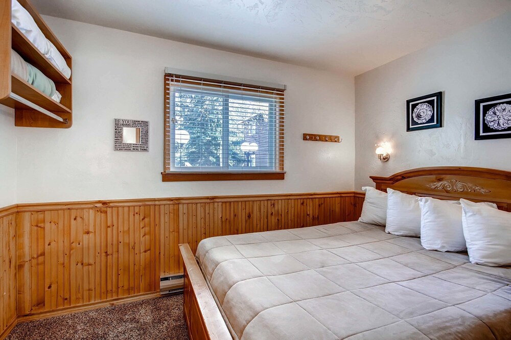 Studio, 1 Queen Bed with Sofabed (Silver) - Guestroom
