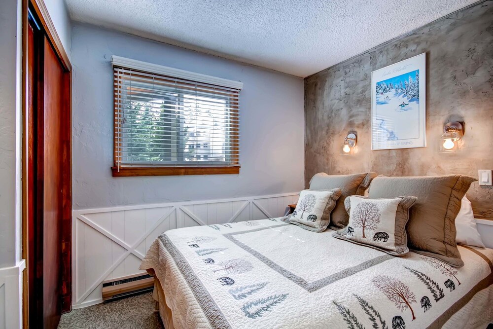 Studio, 1 Queen Bed with Sofabed (Silver) - Guestroom