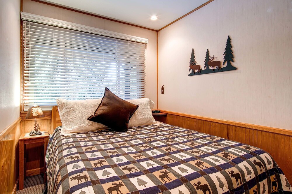 Studio, 1 Queen Bed with Sofabed (Silver) - Guestroom