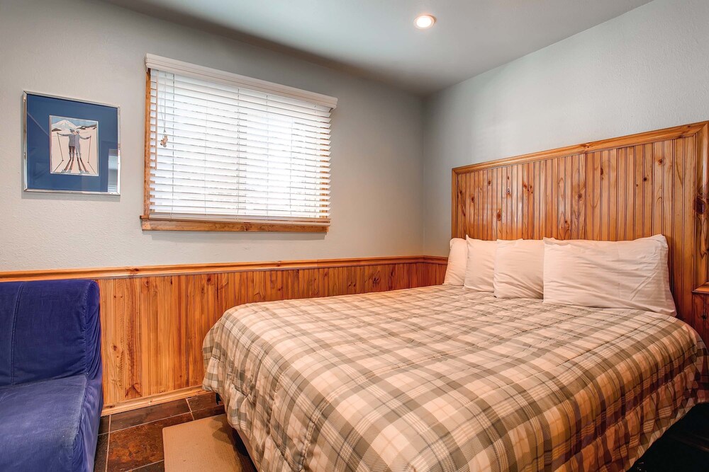Studio, 1 Queen Bed with Sofabed (Silver) - Guestroom