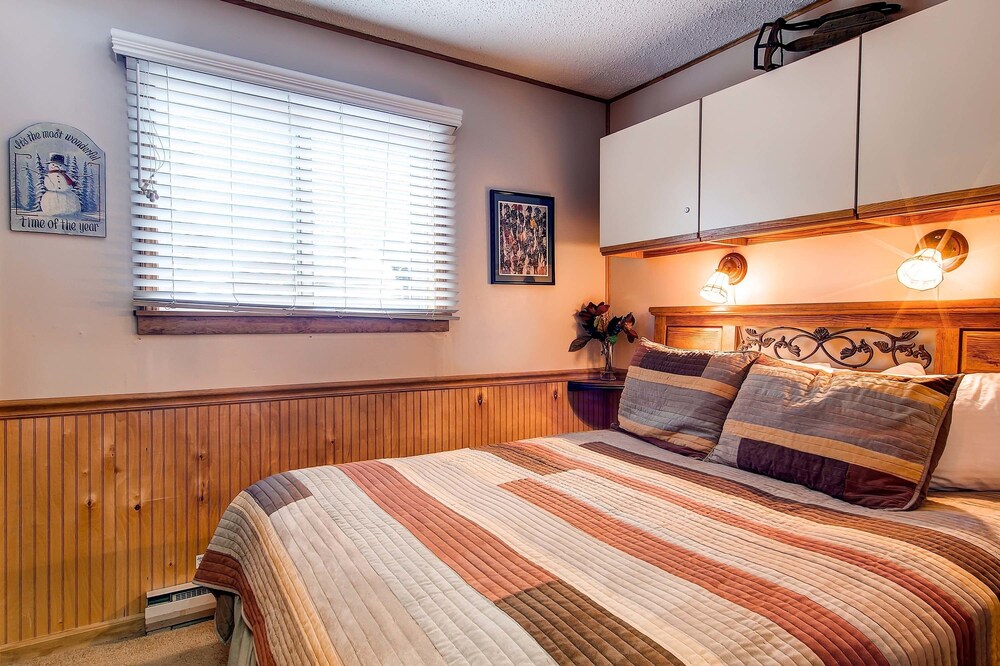 Studio, 1 Queen Bed with Sofabed (Silver) - Guestroom