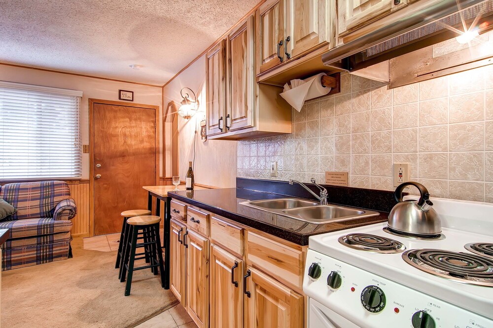 Studio, 1 Queen Bed with Sofabed (Silver) - In-Room Kitchen