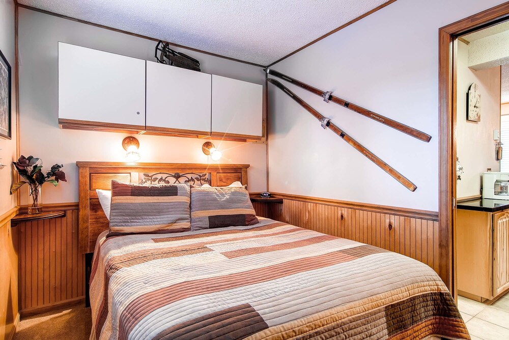 Studio, 1 Queen Bed with Sofabed (Silver) - Guestroom