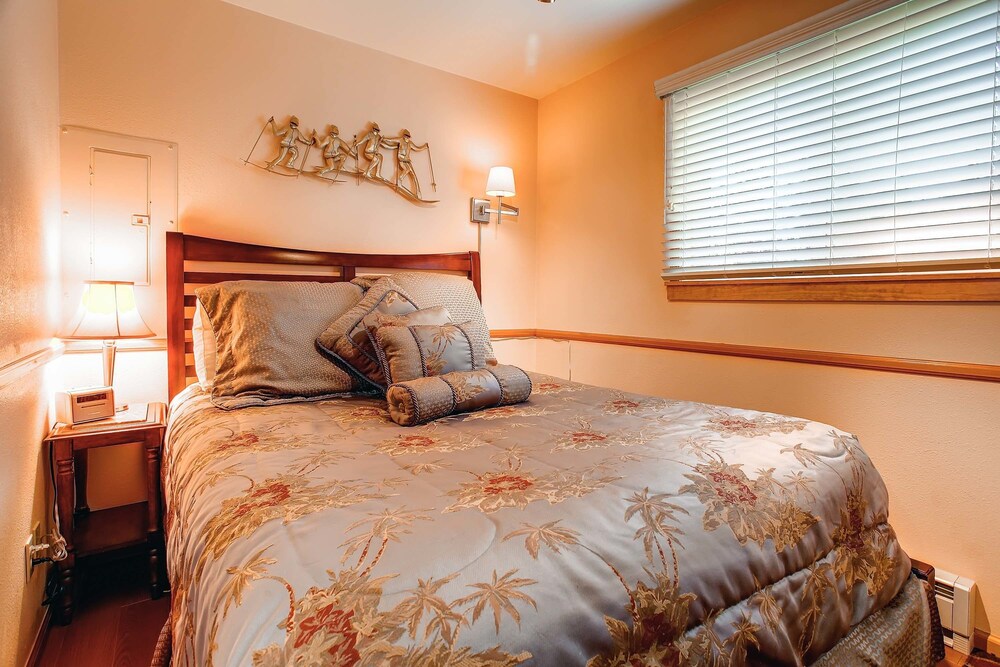 Studio, 1 Queen Bed with Sofabed (Gold) - Guestroom