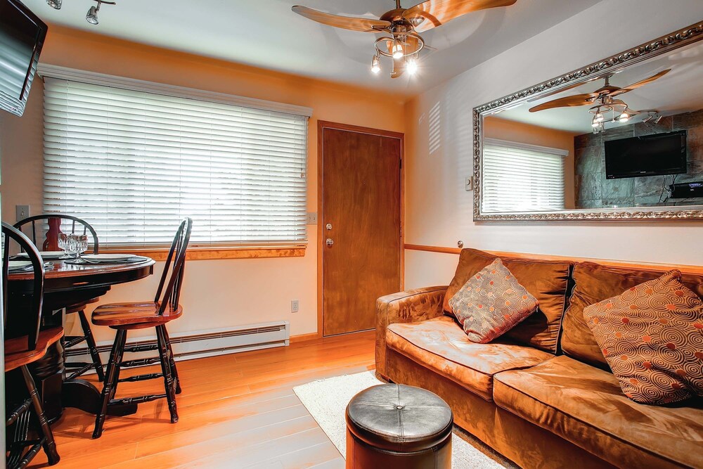 Studio, 1 Queen Bed with Sofabed (Gold) - Living Area