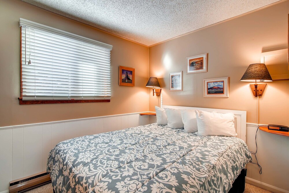 Studio, 1 Queen Bed with Sofa bed (Bronze) - Guestroom