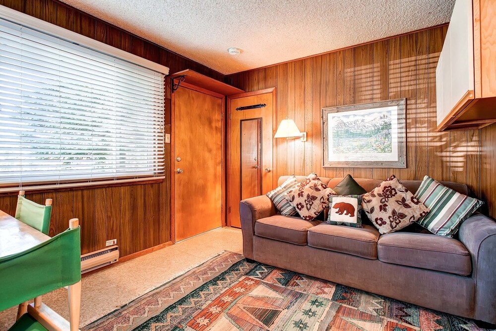 Studio, 1 Queen Bed with Sofa bed (Bronze) - Living Area