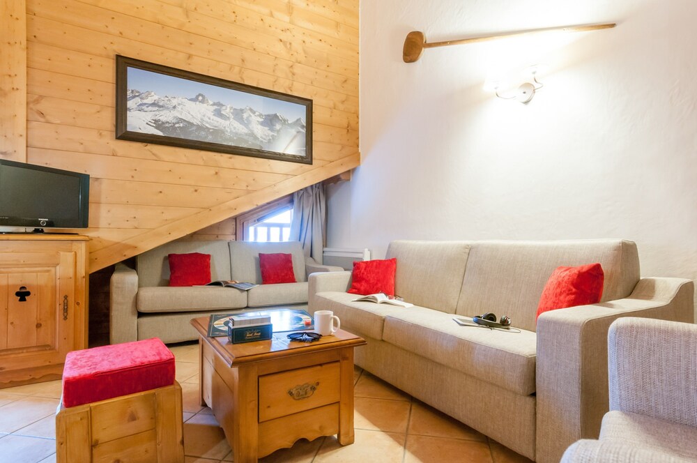 Standard 3 Bedrooms Apartment for 8 people - Living Room