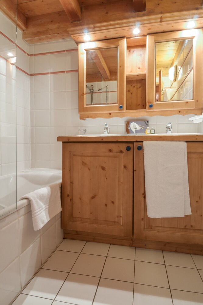 Superior 4 Bedrooms Apartment for 9 people - Bathroom