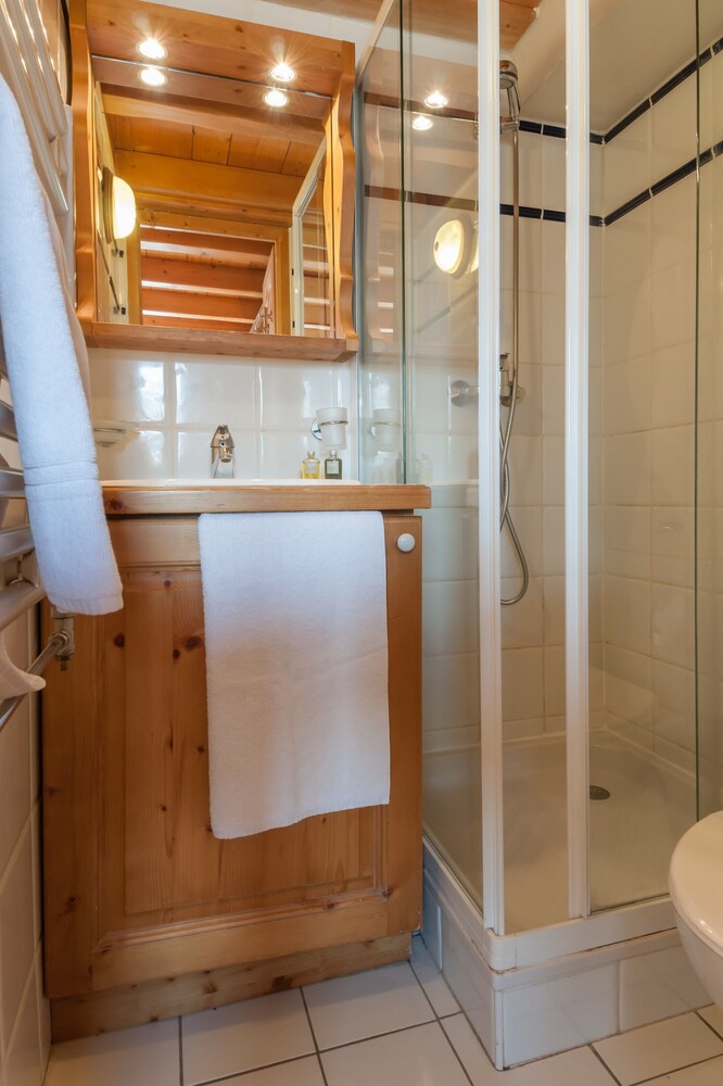 Superior 4 Bedrooms Apartment for 9 people - Bathroom