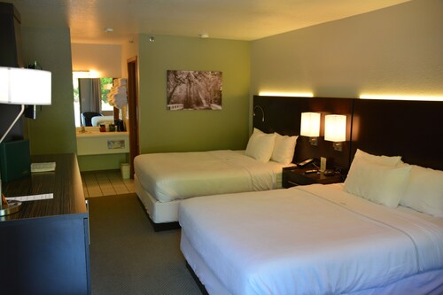 Fall Creek Inn & Suites