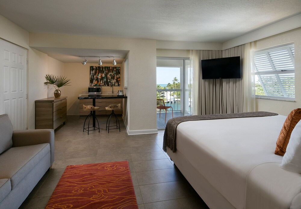 Junior Suite, 1 King Bed with Sofa bed, Balcony, Ocean View - Guestroom