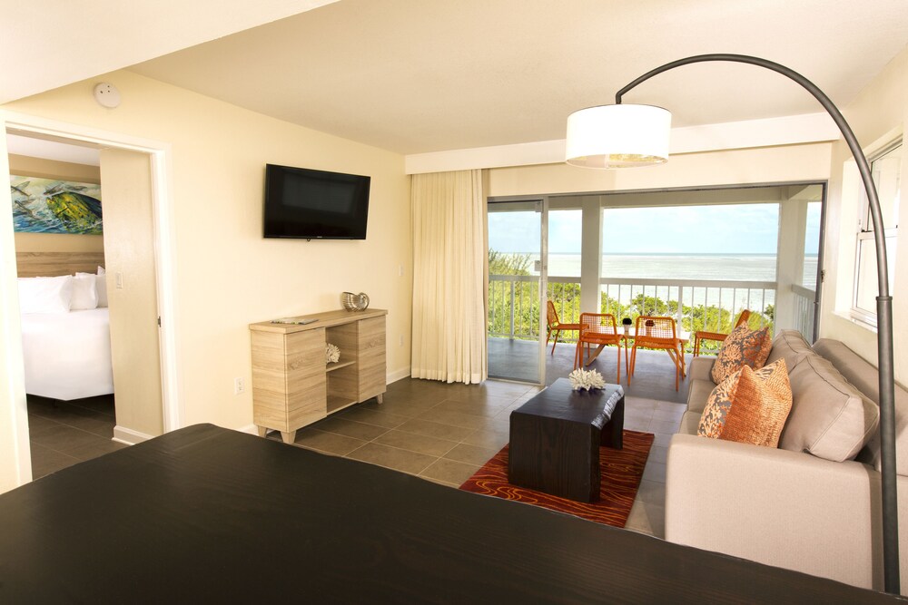 Suite, 1 King Bed with Sofa bed, Balcony, Oceanfront - Guestroom