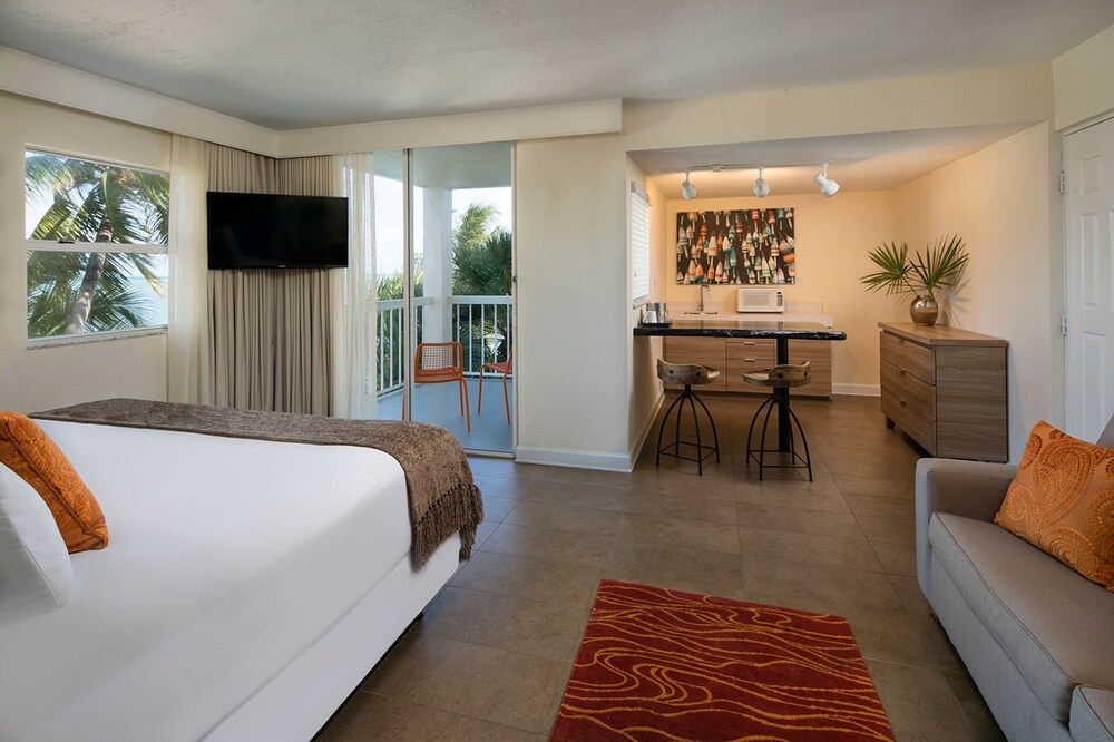 Junior Suite, 1 King Bed with Sofa bed, Balcony, Oceanfront - Guestroom