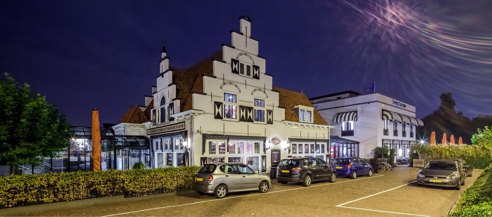 Voorkant hotel - avond/nacht
