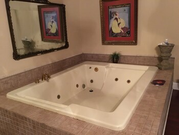 Deep Soaking Bathtub