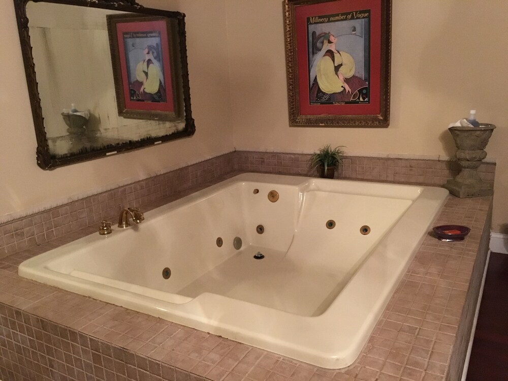 Deep Soaking Bathtub