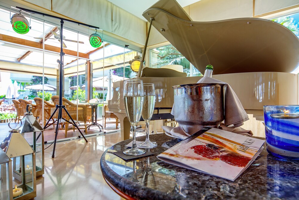 Hotel Bar