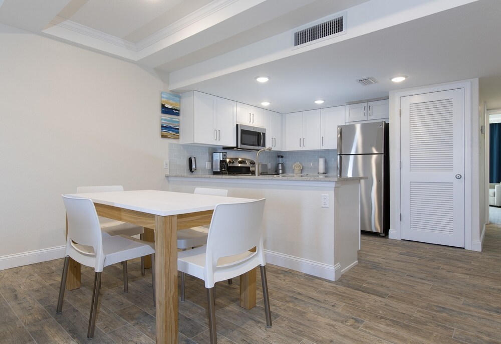 One Bedroom Elite - In-Room Dining