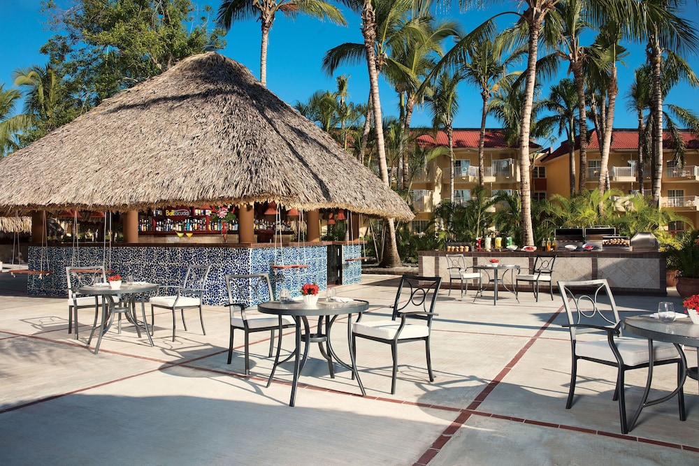 Poolside bar, Dreams Punta Cana Resort & Spa - All Inclusive