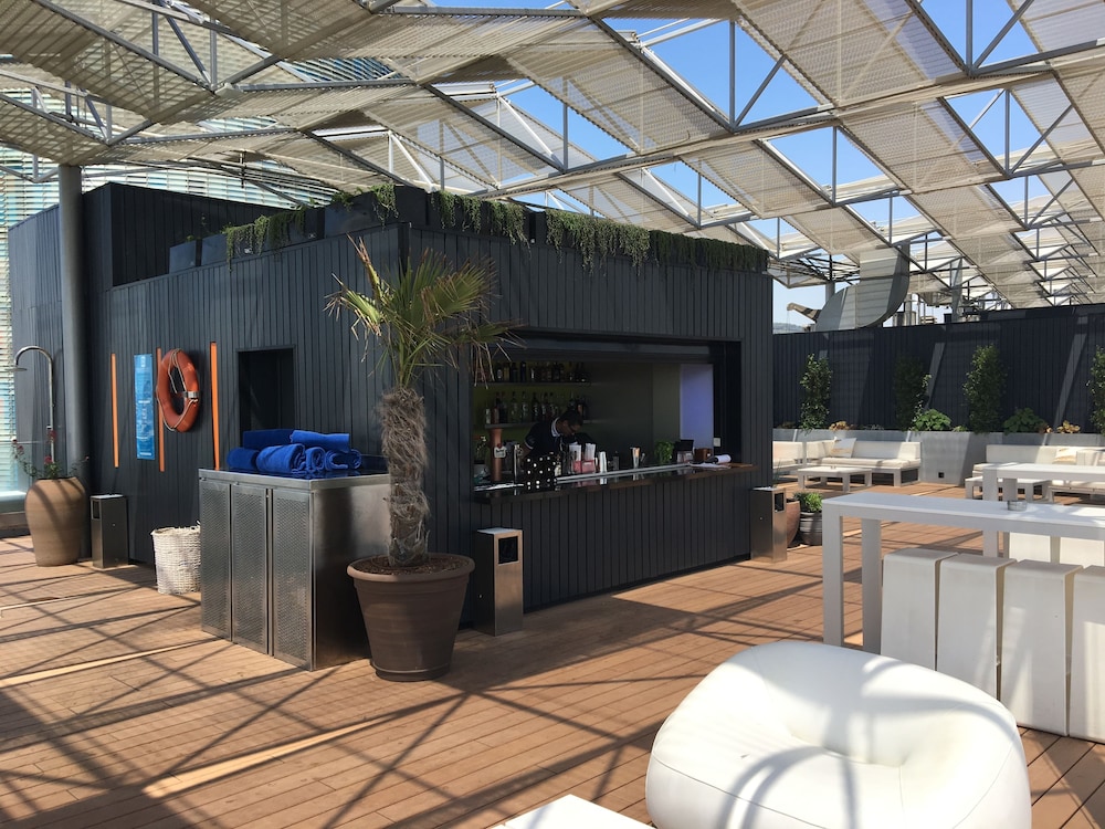 Bar junto a la piscina