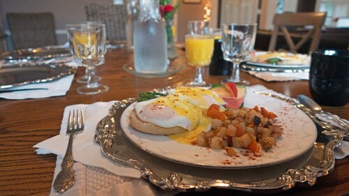 Cinnamon Bear Creekside Inn