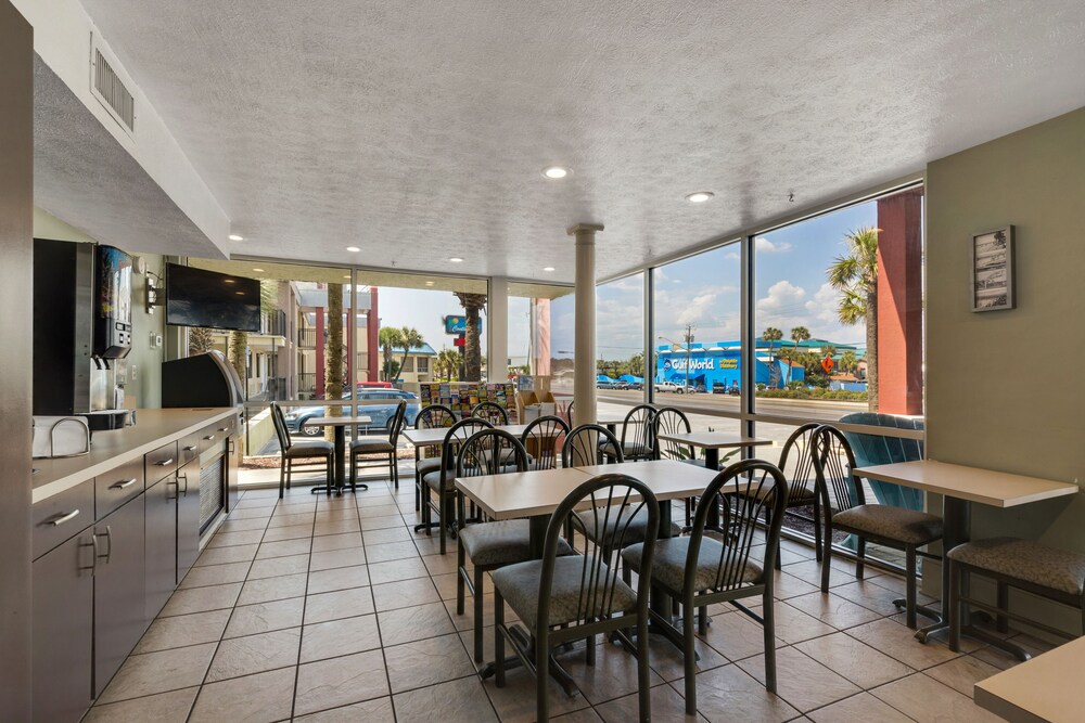 Breakfast area, Ramada by Wyndham Panama City Beach / Beachfront