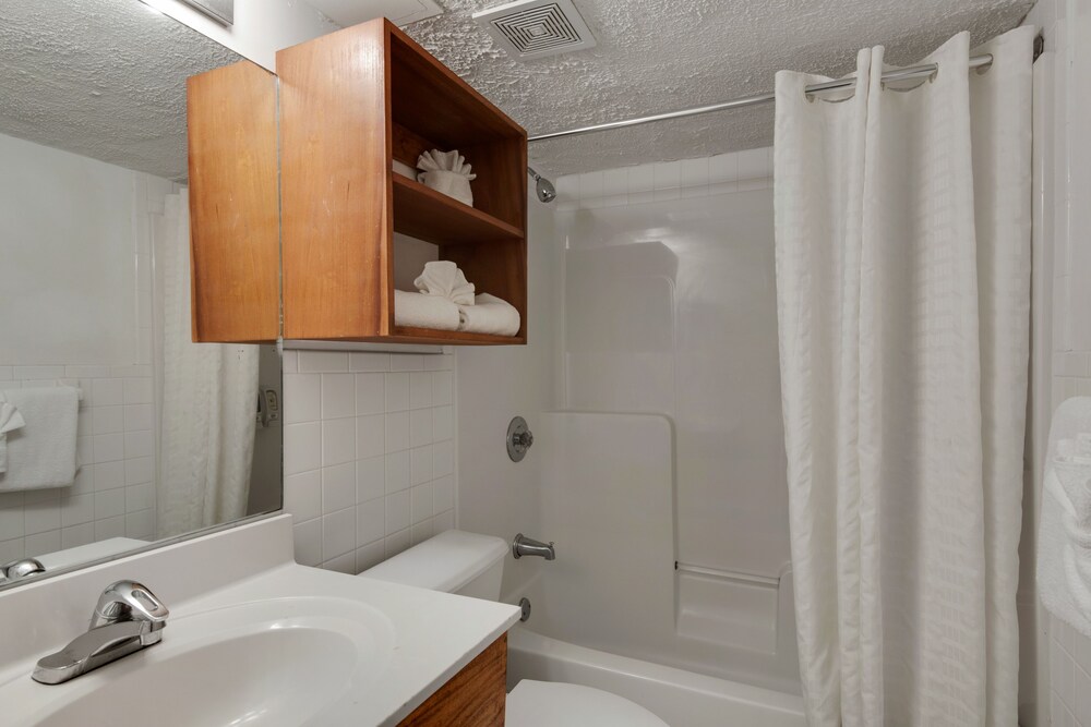 Bathroom, Ramada by Wyndham Panama City Beach / Beachfront