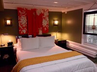Premium Suite, 1 Queen Bed, Jetted Tub, Garden Area