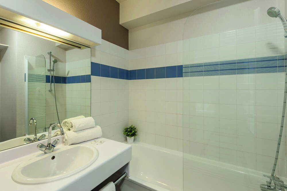 Standard Apartment - Bathroom