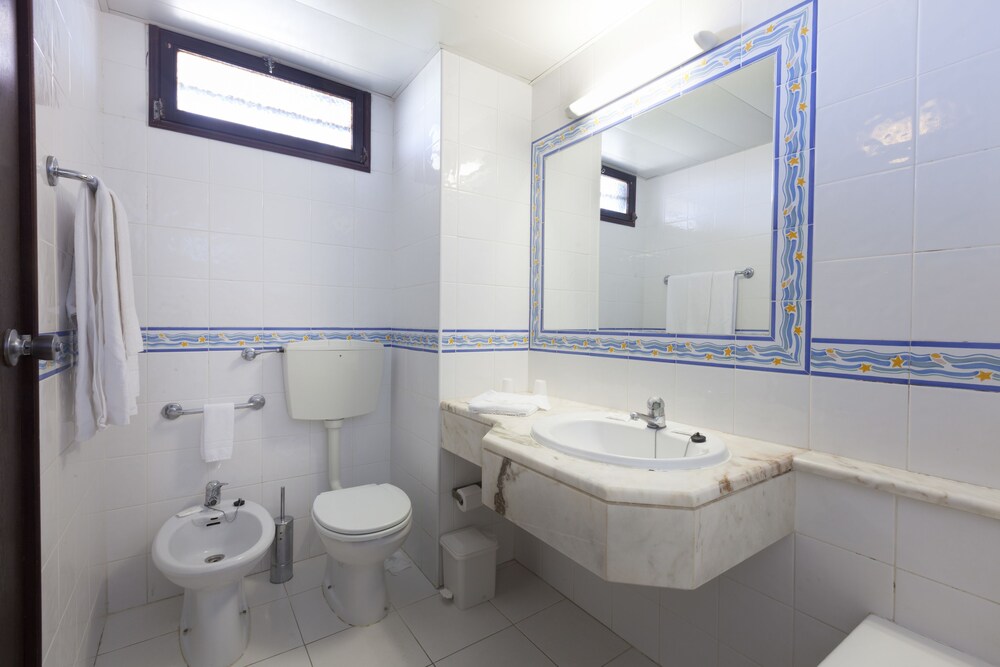 Twin Room - Bathroom