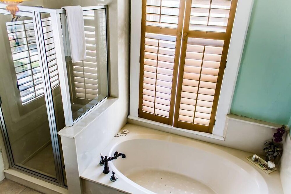 Deep Soaking Bathtub