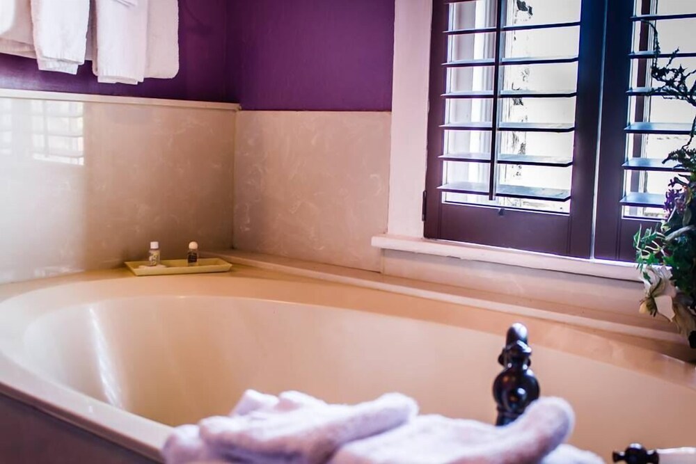 Deep Soaking Bathtub